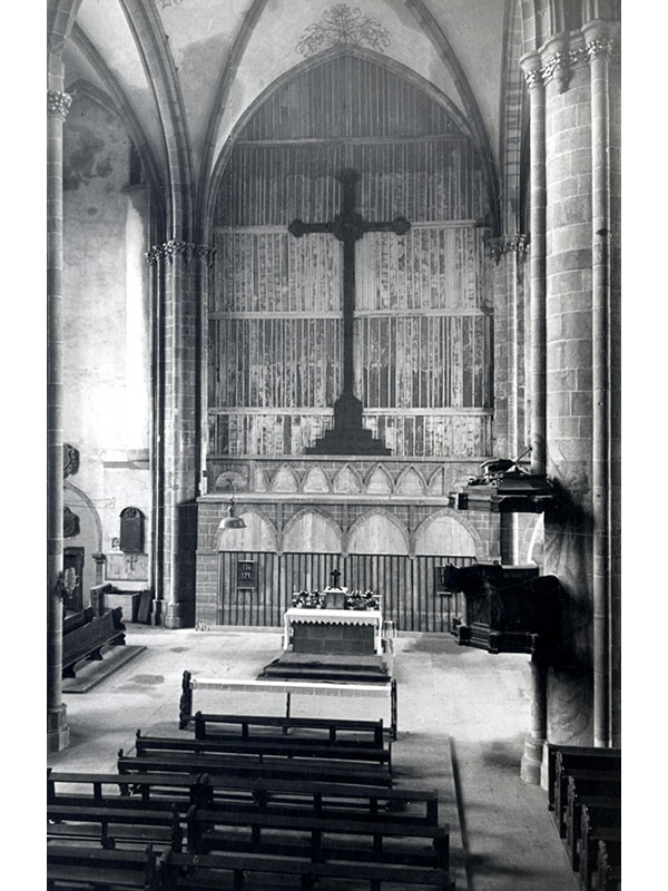 6 - Altar mit Bretterwand